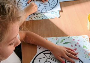 Dzieci kolorują wybrane przez siebie kolorowanki ze zwierzętami domowymi.