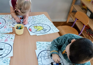 Dzieci kolorują wybrane przez siebie kolorowanki ze zwierzętami domowymi.