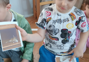 Chłopiec pokazuje zdjęcie swojego królika.