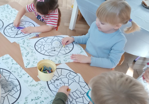 Dzieci kolorują wybrane przez siebie kolorowanki ze zwierzętami domowymi.