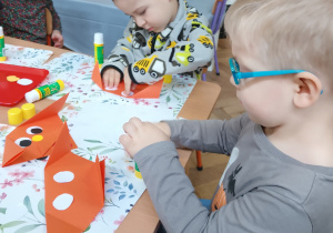 Dzieci robią papierowe pieski.