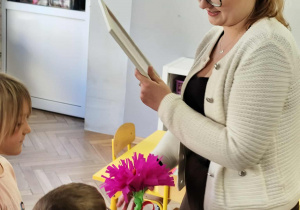 Dzieci wręczają Pani podziękowanie.