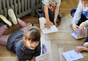 Dzieci uczestniczą w zajęciach.