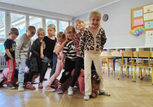 Dzieci bawią się w most odwagi.