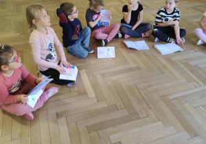Dzieci słuchają prowadzącej.