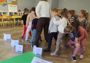 Dzieci uczestniczą w zabawie ruchowej.