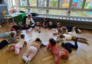 Dzieci słuchają opowiadania.