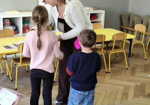 Dzieci wręczają podziękowanie.