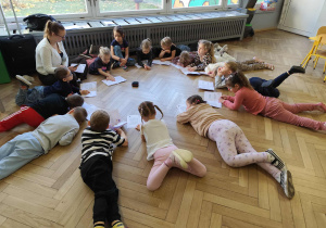 Dzieci słuchają prowadzącej.