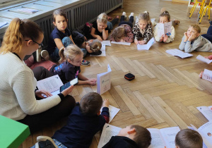 Prowadząca czyta dzieciom treść opowiadania.