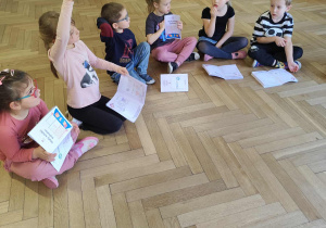 Dziewczynka zgłasza się do odpowiedzi.