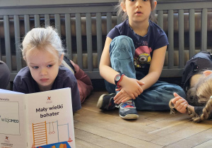 Dziewczynki słuchają nagrania.