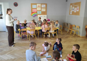 Dzieci pracują i rysują w swoich książeczkach.