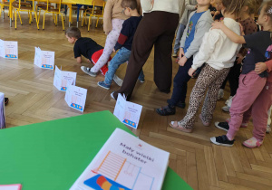 Dzieci bawią się w zabawę ruchową.