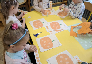 dzieci wycinają figury geometryczne