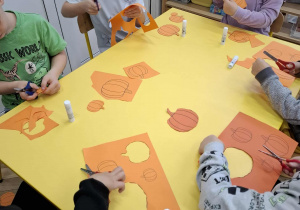 dzieci wycinają dynie z papieru