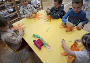 dzieci z łączą paski papieru