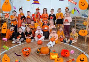 grupa dzieci ubrana na pomarańczowo