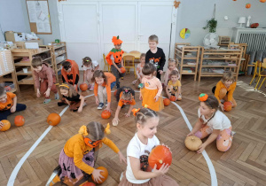 dzieci turlają dynie