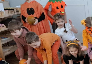 dzieci turlają dynie