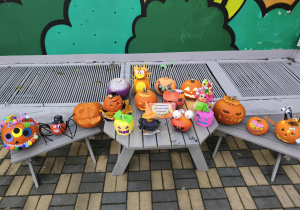 Na zdjęciu widzimy wystawę prac na przegląd "Dyniowe cudaki - potworaki".