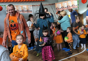 Na zdjęciu widzimy dzieci ich rodziców podczas pierwszej zabawy "Pokaz mody i dyniowego stworka".