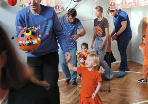 Na zdjęciu widzimy dzieci ich rodziców podczas pierwszej zabawy "Pokaz mody i dyniowego stworka".