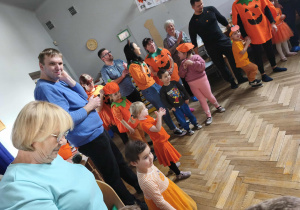 Na zdjęciu widzimy dzieci i rodziców oczekujących na rozpoczęcie "Balu Dyni".
