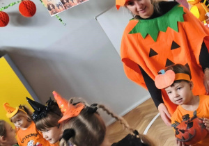 Na zdjęciu widzimy dzieci ich rodziców podczas pierwszej zabawy "Pokaz mody i dyniowego stworka".