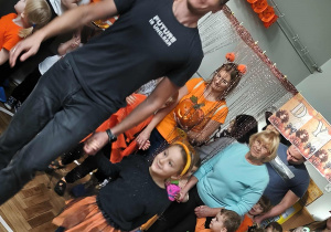 Na zdjęciu widzimy dzieci ich rodziców podczas pierwszej zabawy "Pokaz mody i dyniowego stworka".