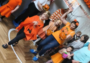 Na zdjęciu widzimy dzieci ich rodziców podczas pierwszej zabawy "Pokaz mody i dyniowego stworka".