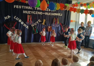 Na zdjęciu widzimy dzieci, które tańczą "Krakowiaczka".