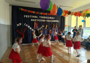 Na zdjęciu widzimy dzieci, które tańczą "Krakowiaczka".