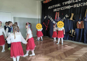 Na zdjęciu widzimy dzieci, które tańczą "Krakowiaczka".