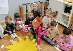 Chłopiec rozkłada koraliki na swojej lini życia.