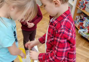 Chłopiec wręcza upominek koleżance.