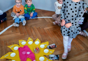 Dziewczynka stoi na środku koła.