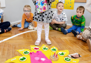 Dziewczynka stoi na środku koła.