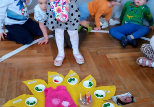 Dziewczynka stoi na środku koła.