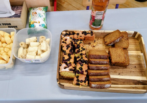 Poczęstunek dla dzieci - ciasto i owoce.