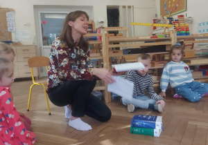 Mama Tosi prezentuje grube książki w których zawarte są przepisy prawa