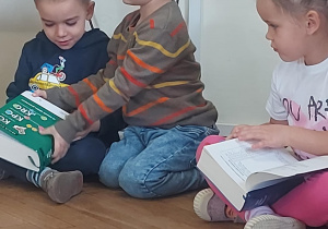 dzieci oglądające książki z przepisami prawa