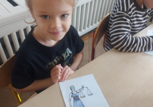 dziewczynka która koloruje obrazek