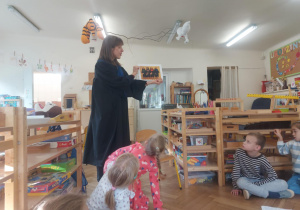 Mama Tosi pokazuje nam kolory różnych żabotów i ich znaczenie