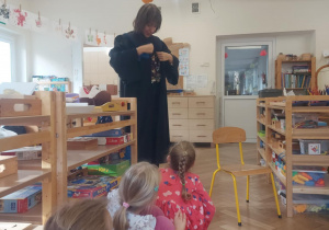 Mama Tosi prezentuje swój strój - togę i mówi o powadze tego stroju