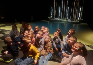 Dzieci na poduszkach zebrane przed sceną