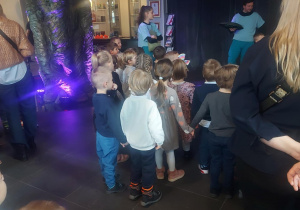 aktorzy rozdający poduszki dzieciom