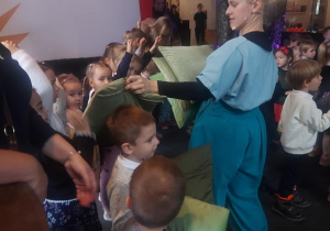 aktorzy rozdający poduszki przed spektaklem