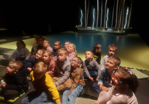 Zdjęcie grupowe przed sceną