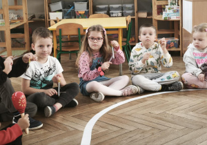 Dzieci wykonują instrumentalizację utworu Polonez